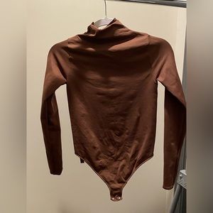 SKIMS ESSENTIAL MOCK NECK LONG SLEEVE BODYSUIT SMOKEY QUARTZ L/XL